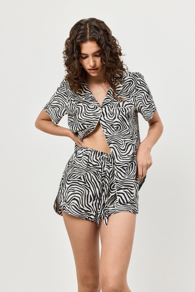 sku: SWAY | Brand: Aruelle  | Size: XSmall Small Medium Large XLarge XXLarge  | Colors: Черный/Молочный  | Бренды Aruelle | Домашняя одежда Пижамы | Title: Пижама с шортами SWAY