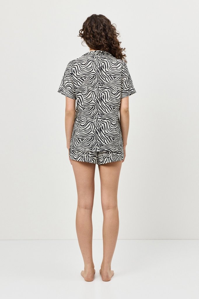 sku: SWAY | Brand: Aruelle  | Size: XSmall Small Medium Large XLarge XXLarge  | Colors: Черный/Молочный  | Бренды Aruelle | Домашняя одежда Пижамы | Title: Пижама с шортами SWAY